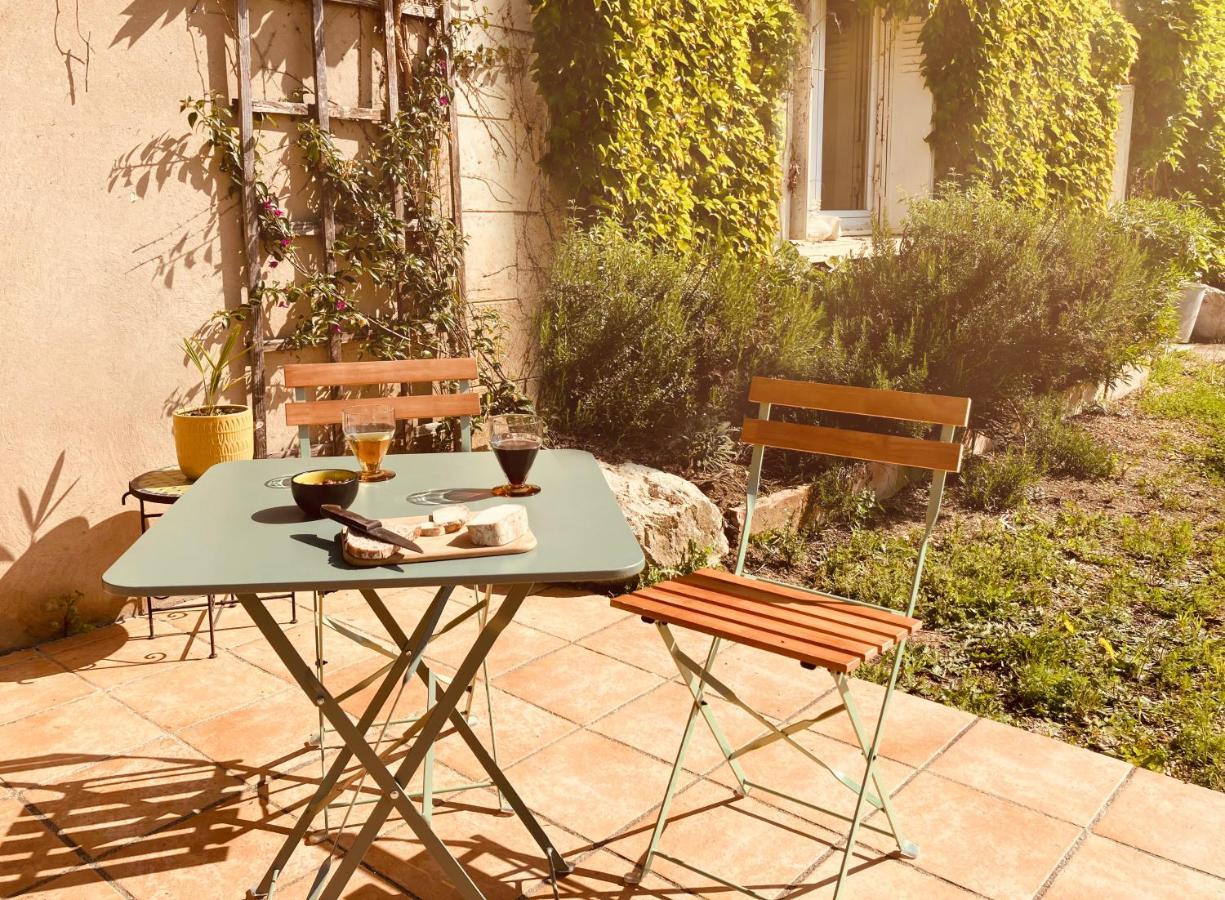 Le Repaire De La Reveuse Bed and Breakfast Saint-Frajou Exteriör bild